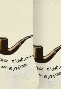 RENÉ MAGRITTE - THE TREACHERY OF IMAGES - Sokken